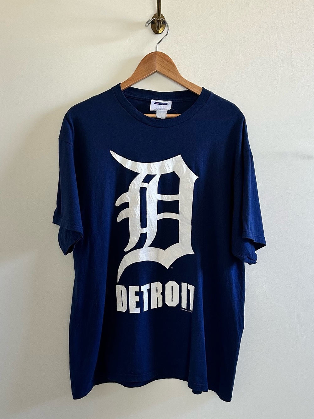 Vintage Detroit Tigers tshirt with embossed logo- L